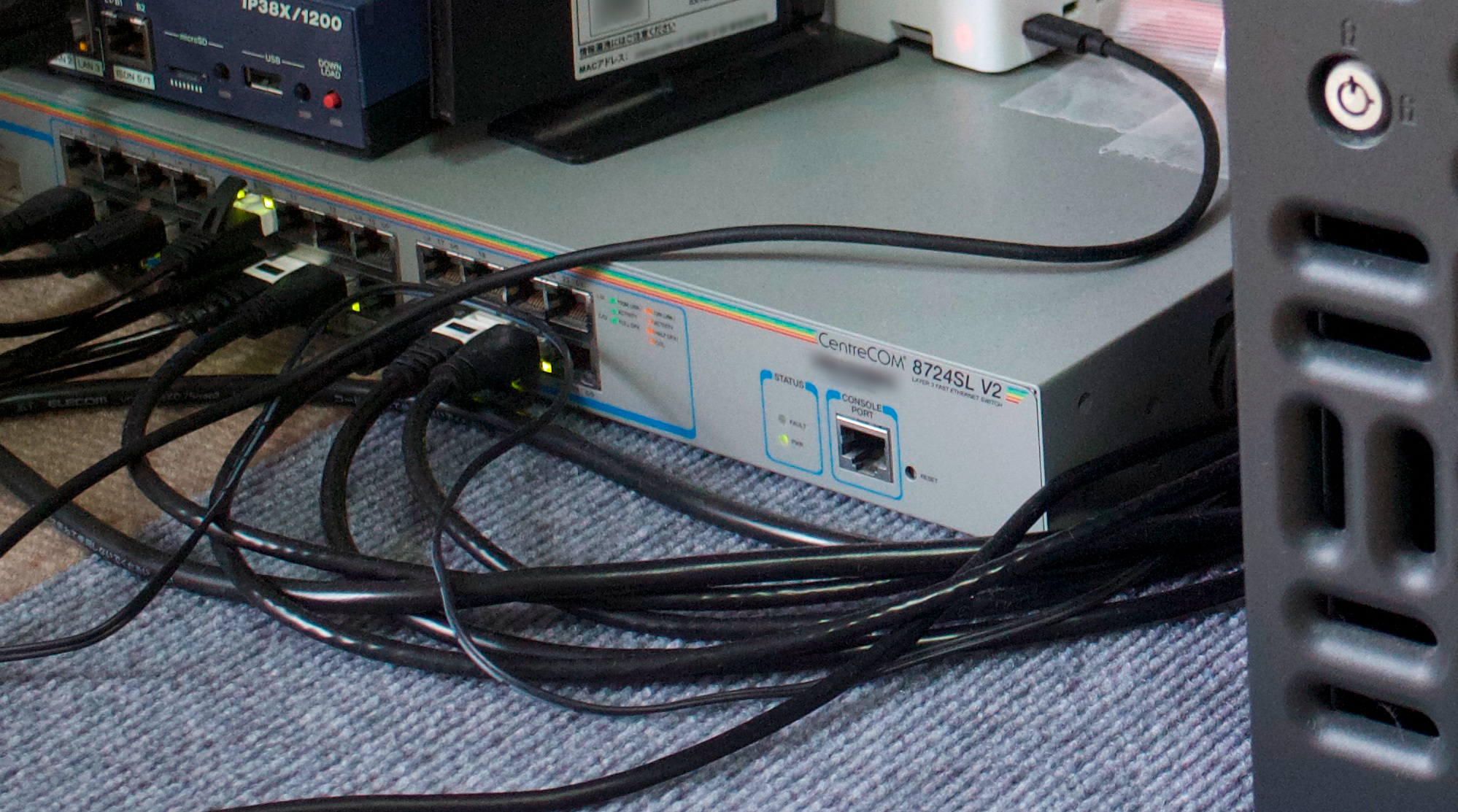 こういうものの下にダイソーで買える布を敷くとホコリが気にならなくなるのでおすすめです