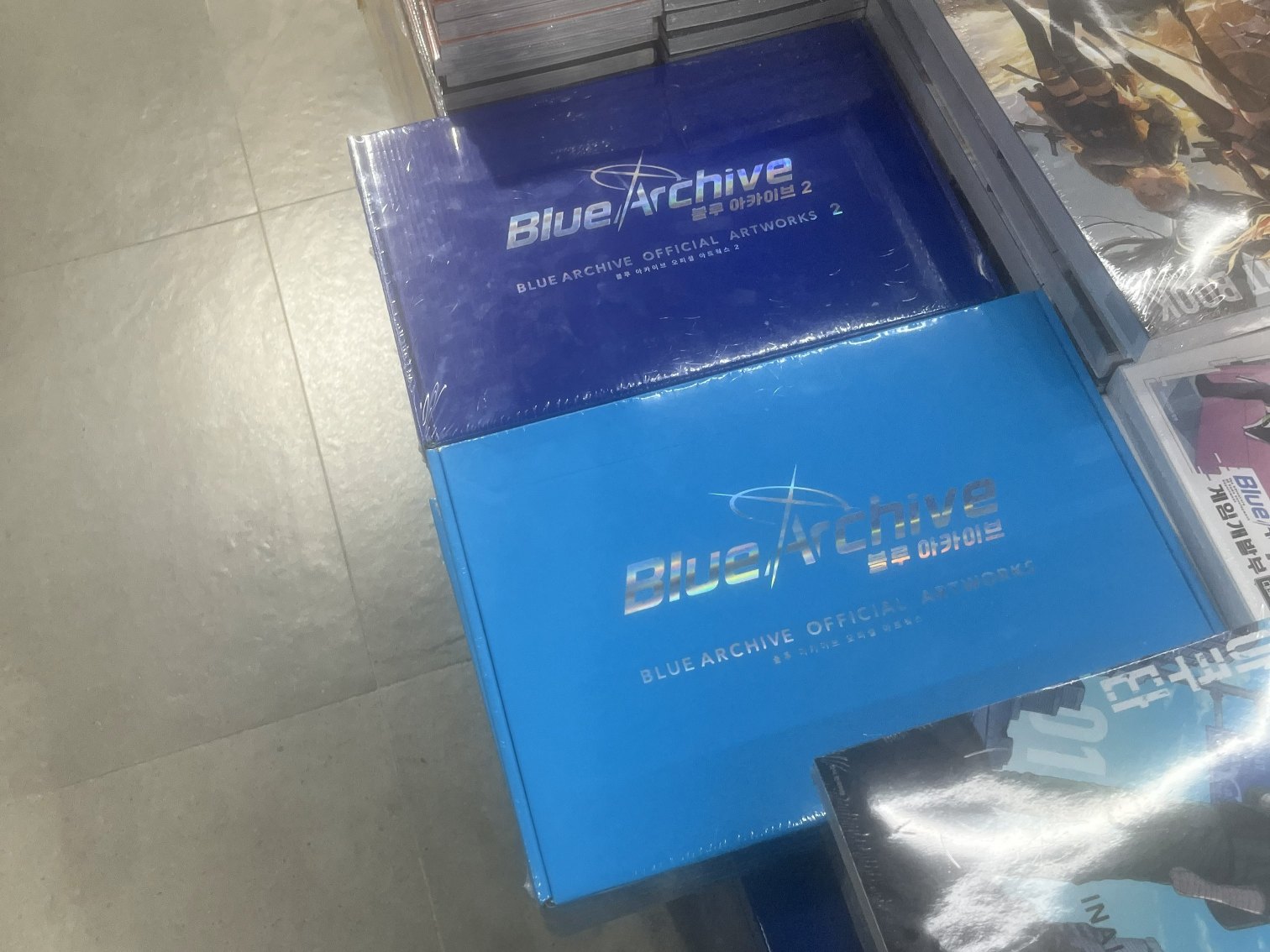 初日にアニメイトに行って知らない特典がついたオフィシャルアートワークスを見つけてしまって初日から荷物が圧迫されてありえなかった。ブルーアーカイブはそれほど流行っていないのか、アニメイトでの品揃え自体は微妙でした